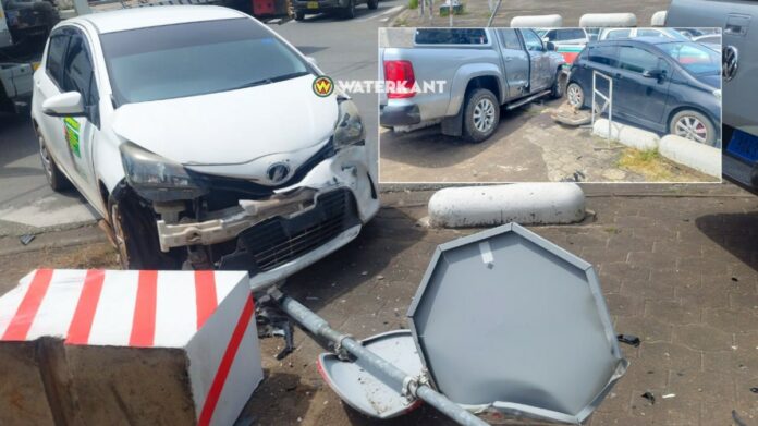 Dienst pick-up botst na aanrijding tegen geparkeerde auto