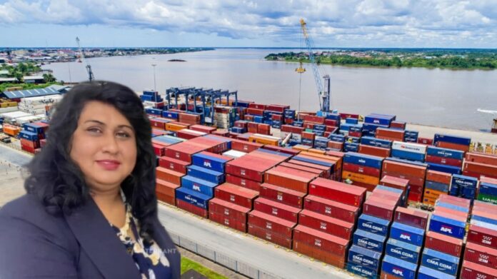 Reshma Mangre bij haven