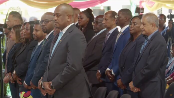 15 ministers en 3 onderministers kabinet Simons-Rusland beëdigd