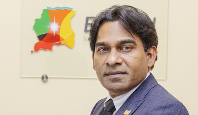 President Simons stoort zich aan uitreiking plakkaten door Hof van Justitie aan politici