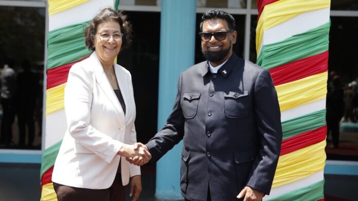 Presidenten Ali en Simons ontmoeten elkaar in Nickerie