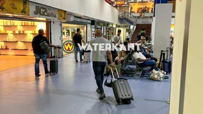 passagiers voor vertrek luchthaven suriname