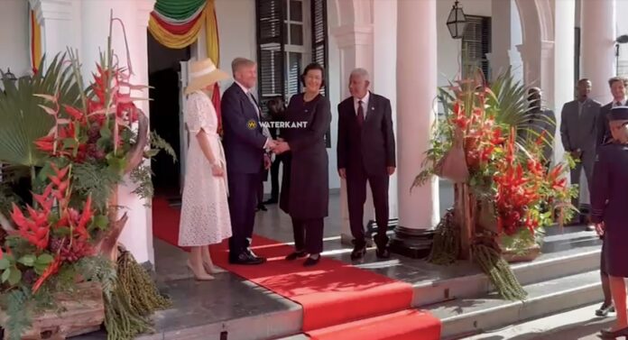 VIDEO: Koning Willem-Alexander en koningin Máxima ontvangen op presidentieel paleis