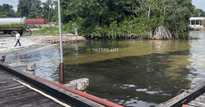 Sabotage vermoed bij olielekkage; liters olie stromen Surinamerivier in