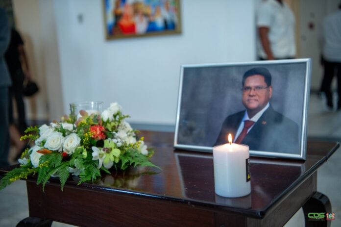 VIDEO: Eerbetoon kabinet aan overleden ex-president Santokhi - Waterkant