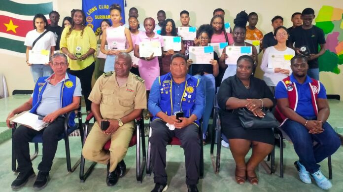 Lions Club Para beloont 25 bestgeslaagde leerlingen van VO-scholen in district Para