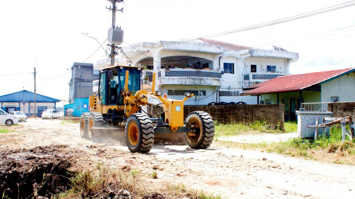 Autoriteiten starten onderhoudswerkzaamheden aan zandwegen in het ressort Albina in Suriname