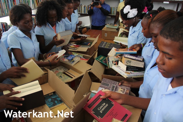 Amerikaanse organisaties in Suriname doneren boeken