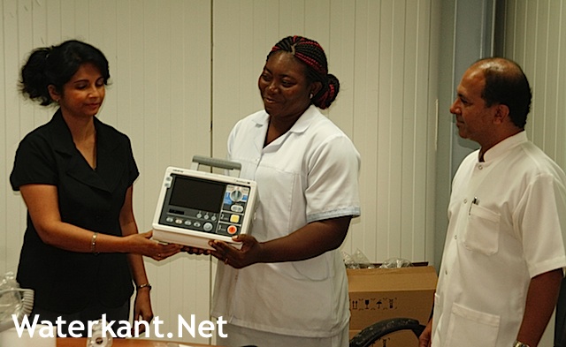 Kirpalani’s Foundation schenkt defibrillator aan ziekenhuis