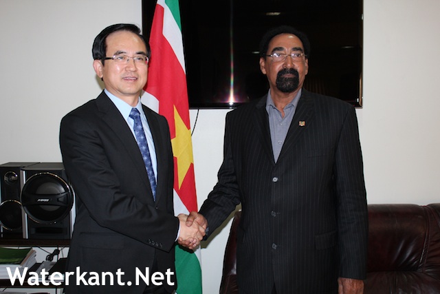 Chinese ambassadeur in Suriname bezoekt minister