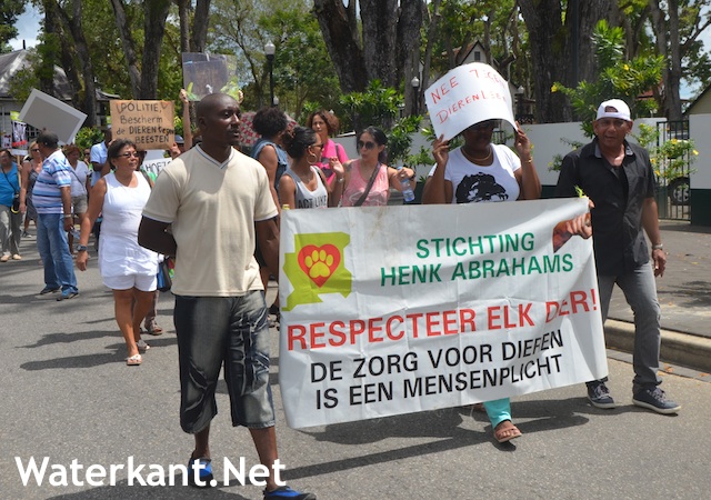 Protestmars tegen dierenmishandeling in Suriname