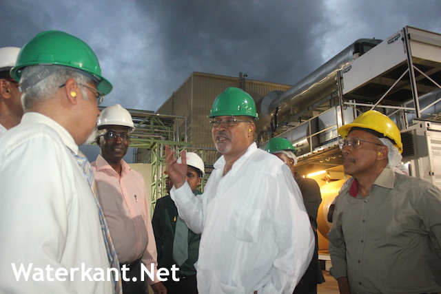 President Suriname bij opening nieuwe energiecentrale