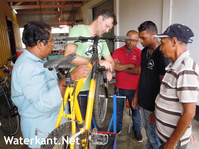 Cursus voor fietsenmakers in Suriname