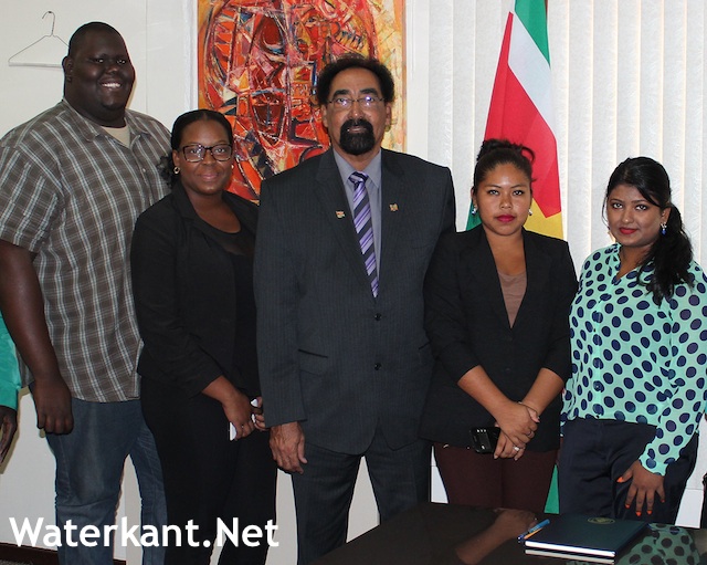 Nationaal Jeugdparlement Suriname bezoekt minister