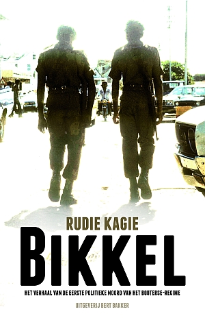 Rudie Kagie met boek ‘Bikkel’ naar Suriname