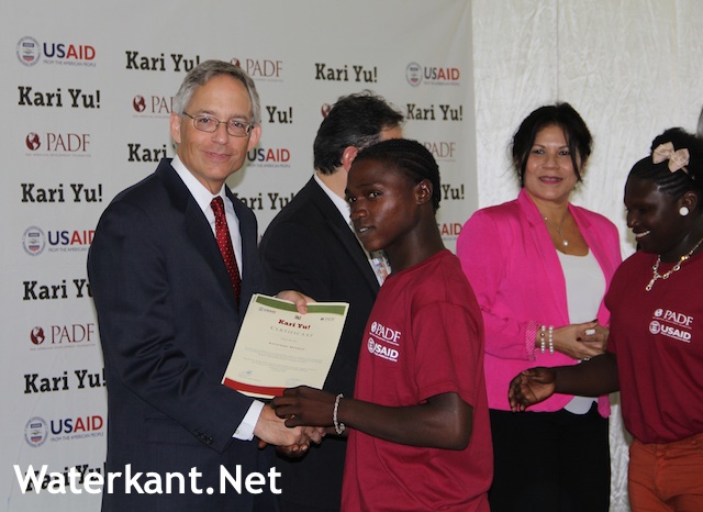 Amerikaanse ambassadeur Suriname reikt certificaten uit