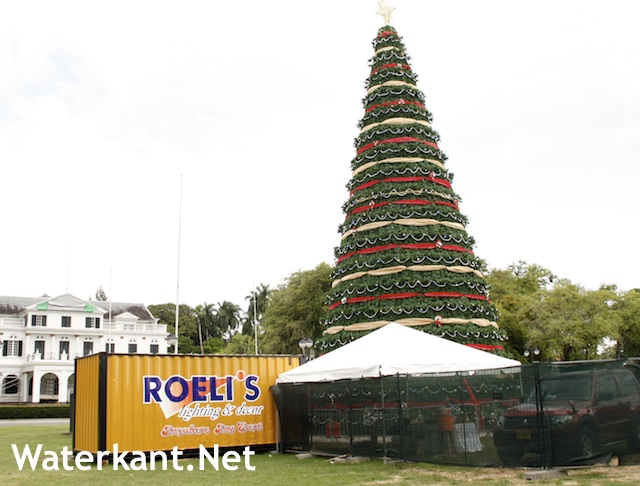 Reuze Kerstboom op Onafhankelijkheidsplein Suriname
