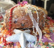 Burgemeester snijdt langste Surinaamse kerstbrood aan