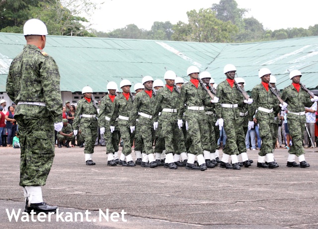 Minister tevreden over groei leger Suriname