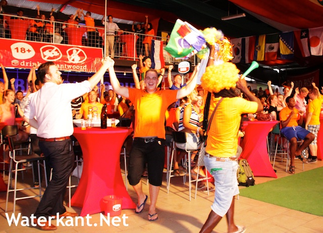 Blije Oranje fans in Suriname