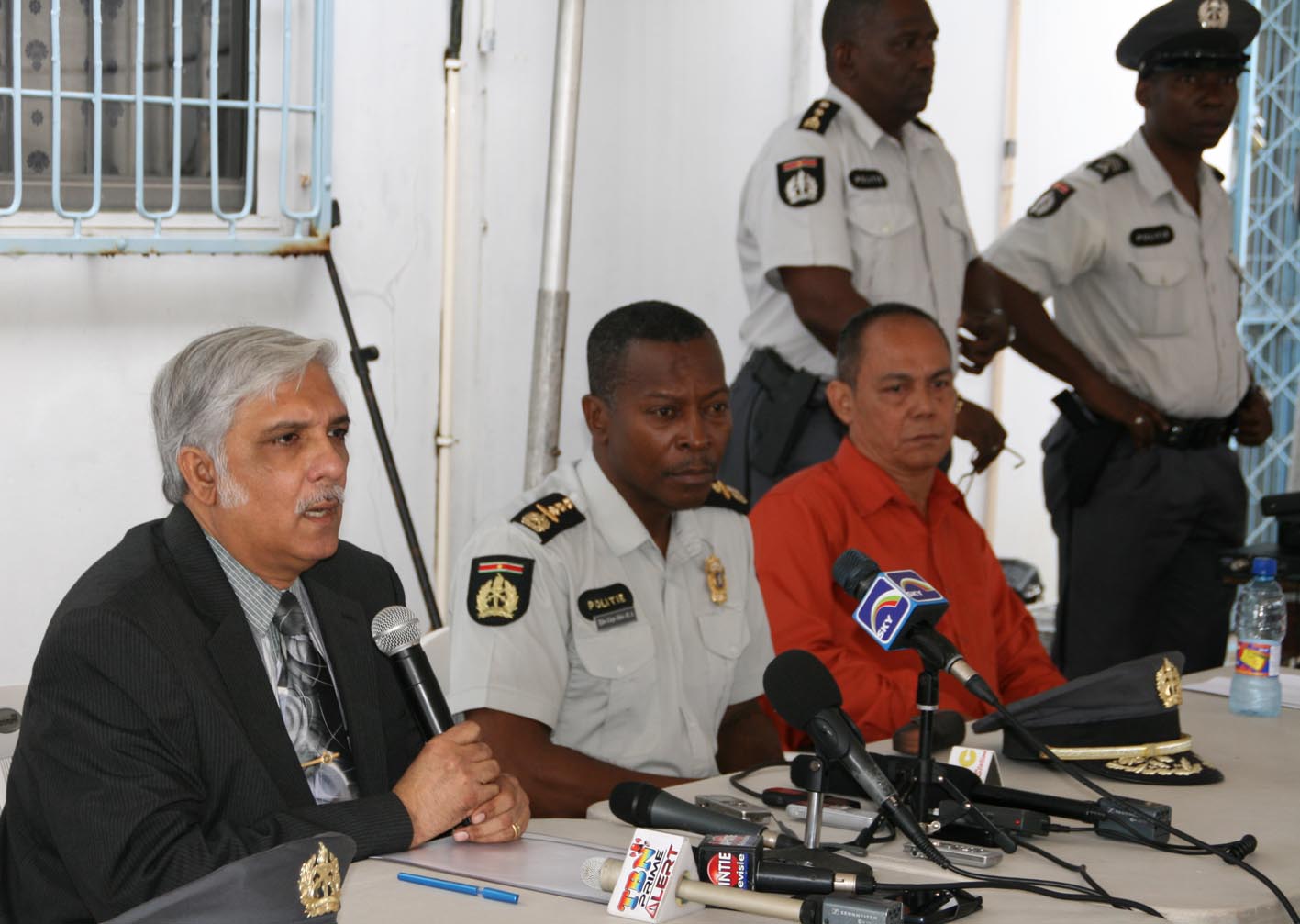 Persconferentie politie Suriname i.v.m. drugsvangst