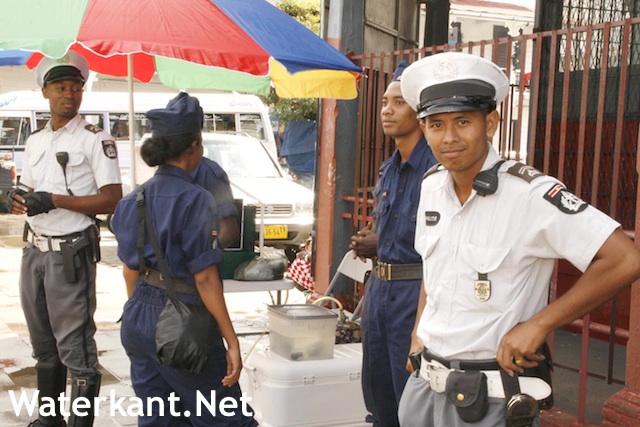 Extra politie tijdens Kerstdrukte in Paramaribo