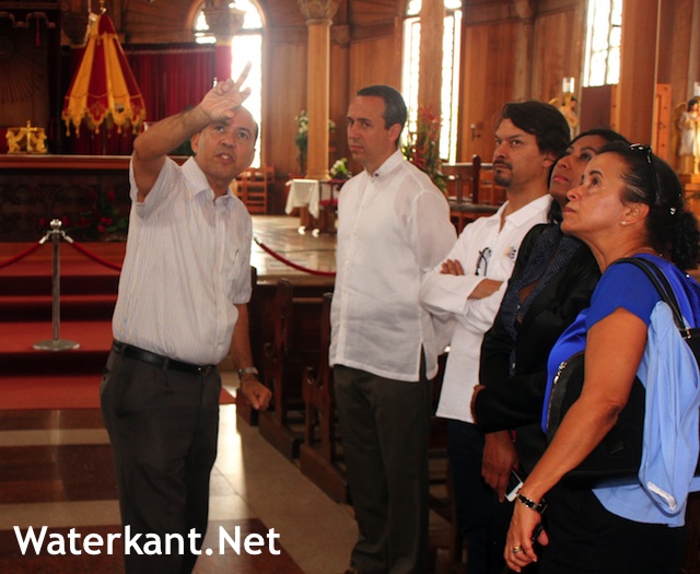 Rondleiding in kathedraal Suriname voor UNASUR ministers