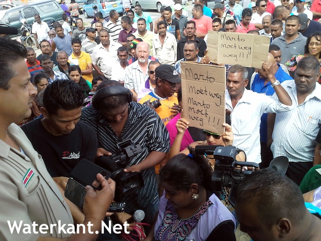 Betogers Nickerie eisen vertrek ressortcommandant