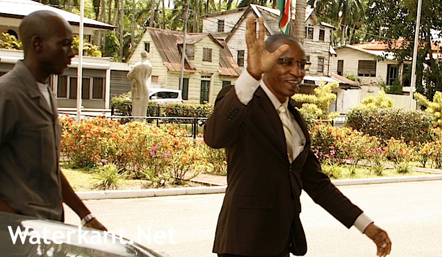 Oud-minister: president moet ingrijpen bij Korps Politie Suriname