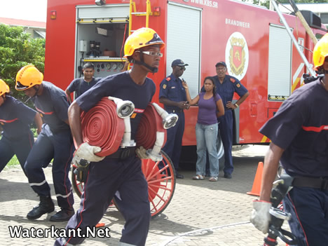 Brandweerman in Suriname redt moeder en kinderen uit zinkende auto