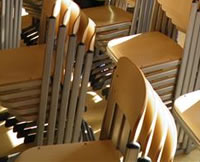 Hogeschool Flevoland schenkt meubilair aan Surinaamse Pabo