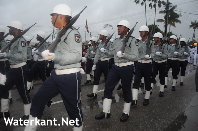 Traditionele defilé van gewapende machten Suriname
