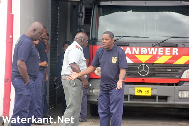 Brandweerlieden in Suriname zijn povere werkomstandigheden zat